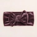 Détail d'un bandeau bébé en velours violet foncé avec un grand nœud élégant - Violet foncé