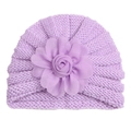 Détail du bonnet en tricot pour bébé violet lavande avec une grande fleur en tissu 3D - Violet