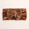 Texture détaillée du velours et grand nœud sur le bandeau élastique pour bébé caramel - Marron