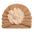 Détail du bonnet en tricot pour bébé montrant la texture épaisse et la grande fleur en mousseline - Café