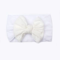 Détail d'un bandeau blanc pour bébé en nylon doux avec un grand nœud en dentelle brodée - Blanc
