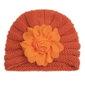 Détail du bonnet turban tricoté orange pour bébé avec décoration de fleur en mousseline - Orange