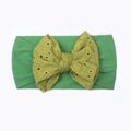 Dettaglio della fascia per neonati in nylon con fiocco ricamato in colore verde oliva - Verde