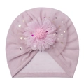 Detail der Baby-Turbanmütze mit großer Netzhautblume und gold-violetten Stern-Pailletten - Taro-Lila