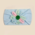 Dettaglio della fascia per neonati in nylon blu con fiore in tessuto colorato e bottone - Blu