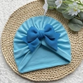 Bonnet turban bébé bleu ciel avec nœud bleu foncé sur un support tressé naturel - Bleu et Bleu Foncé