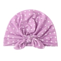 Detail von lila gepunkteter Baby-Turban-Mütze mit weichem Strickstoff und Knotenschleife - Lila