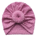 Vista macro detallada del gorro de dona rosa para bebé con suave tejido de punto de burbuja - Rosa Roja