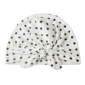 Detail der Baby Turban Mütze mit weißem Stoff mit schwarzen Punkten und vorderem Knoten - Weiß