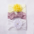Vue détaillée de 3 bandeaux souples pour bébé avec fleurs et nœuds sur fond blanc - Style Beige Violet Taro Blanc (G)