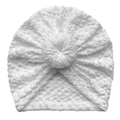 Detalle de gorro turbante blanco para bebé con textura gofrada y diseño de nudo de dónut - Blanco