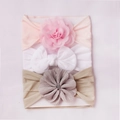 Détail de trois bandeaux bébé souples avec fleurs roses et un nœud blanc élégant - Style Rose Clair Blanc Gris (D)