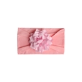 Detalle de una flor 3D rosa hecha a mano en una diadema elástica suave para bebés - Rosa
