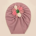 Dettaglio del fiore in tessuto e bottone sul turbante elastico per neonati - viola taro