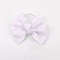 Detalle de la diadema para bebé con lazo de punto acanalado lavanda sobre elástico blanco - Blanco