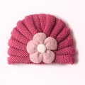 Detailaufnahme der weichen Baby-Strickmütze mit dekorativer Stoffblume in Rosarot - Altrosa
