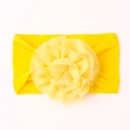 Détail du bandeau bébé jaune vif avec une grande fleur en mousseline et tissu extensible - Jaune Vif