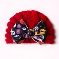 Primer plano de gorro de punto rojo para bebé con lazo estampado de Halloween - Talla única / Rojo