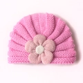 Detailansicht einer rosa Baby-Strickmütze mit einer großen Blume aus Tweed-Gewebe - Rosa