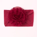 Détail d'un bandeau souple pour bébé bordeaux avec une fleur en mousseline multicouche - Bordeaux
