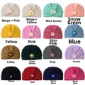 Grille de bonnets tricotés pour bébé en 16 couleurs avec détails de fleurs faites main - Veuillez Commander Par Multiples De L'assortiment De 16 Couleurs.