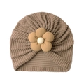 Detailaufnahme der Baby-Turbanmütze mit Mokka-Waffelstruktur und Stoffblumen-Verzierung - Kaffeebraun
