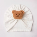 Detalle de gorro turbante blanco de punto trenzado para bebé con parche de oso marrón - Talla única / Blanco