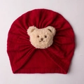 Detalle de gorro de punto rojo para bebé con un lindo adorno de oso de peluche - Talla única / Rojo