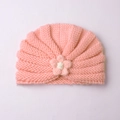Détail du bonnet en tricot pour bébé avec fleur artisanale et texture chaude côtelée - Bourgeon de Neige