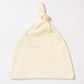 Detalle de gorro de punto beige suave para bebé con nudo y costuras de doble aguja - Beige