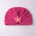 Détail d'un bonnet turban tricoté pour bébé avec une fleur rose et jaune décorative - Rose rouge