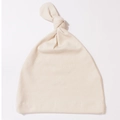 Detalle del gorro con nudo beige para bebé que muestra el tejido de punto de algodón suave - Beige Café
