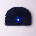Détail du bonnet en maille bleu marine pour bébé avec motif de fleurs au crochet à la main - Bleu Marine