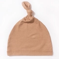 Gorro con nudo suave para recién nacido en color marrón claro de punto cálido - café