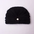 Détail du bonnet tricoté noir pour bébé avec texture spirale et fleur décorative - Noir