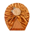 Detail eines Baby-Turbans aus Samt mit bernsteinfarbenen Falten und dekorativer Rose - Erdgelb