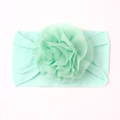 Zachte mintgroene nylon baby hoofdband met een grote gelaagde chiffon bloem decoratie - Muntgroen
