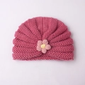 Gros plan d'un bonnet turban rose tricoté pour bébé avec petite fleur au crochet - Rose Poudré