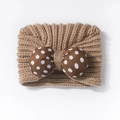 Detailierte Strickstruktur eines khakifarbenen Baby Stirnbands mit brauner gepunkteter Schleife - Einheitsgröße / Kaffeebraun