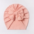 Détail de texture du turban rose pour bébé en tricot gaufré avec un grand nœud décoratif - Taille unique / Rose chair