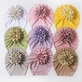 Lot de neuf bonnets côtelés pour bébé avec de grandes fleurs à pois en présentation à plat - 9 Couleurs Mélangées