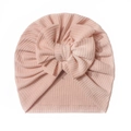 Détail du bonnet turban rose pour bébé en maille gaufrée avec grand nœud décoratif - Taille unique / Café Clair