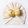Baby Turban Mütze mit cremefarbener Stricktextur und einer großen goldenen Satin Schleife - Goldene Schleife Stil / Beige