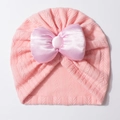 Detailansicht der rosa Strickmütze für Babys mit großer Satinschleife und Textur - Snow Bud