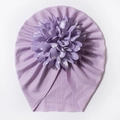 Détail du bonnet turban violet côtelé pour bébé avec une grande fleur en tissu 3D - Violet