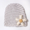 Gestrickte Baby-Beanie in Cremeweiß mit handgefertigter 3D-Blumendekoration - Beige
