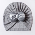 Détail du bonnet turban gris pour bébé avec maille texturée et grand nœud décoratif en satin - Gris