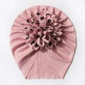 Détail du bonnet rose pour bébé avec grande fleur en tissu ornée de cœurs noirs - Rose chair