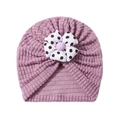Nahaufnahme von violette Baby-Turban-Strickmütze mit schwarz-weiß gepunkteter Stoffblume - Lila