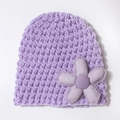 Lavendelfarbene Strickmütze für Babys mit einer zarten 3D-Stoffblume als Akzent - Lila